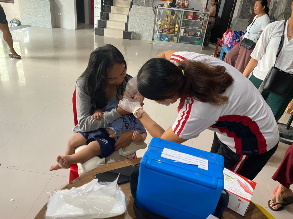 KEGIATAN PIN POLIO DI BANJAR PEMPATAN DAN TYING TUTUL DESA TUMBAK BAYUH
